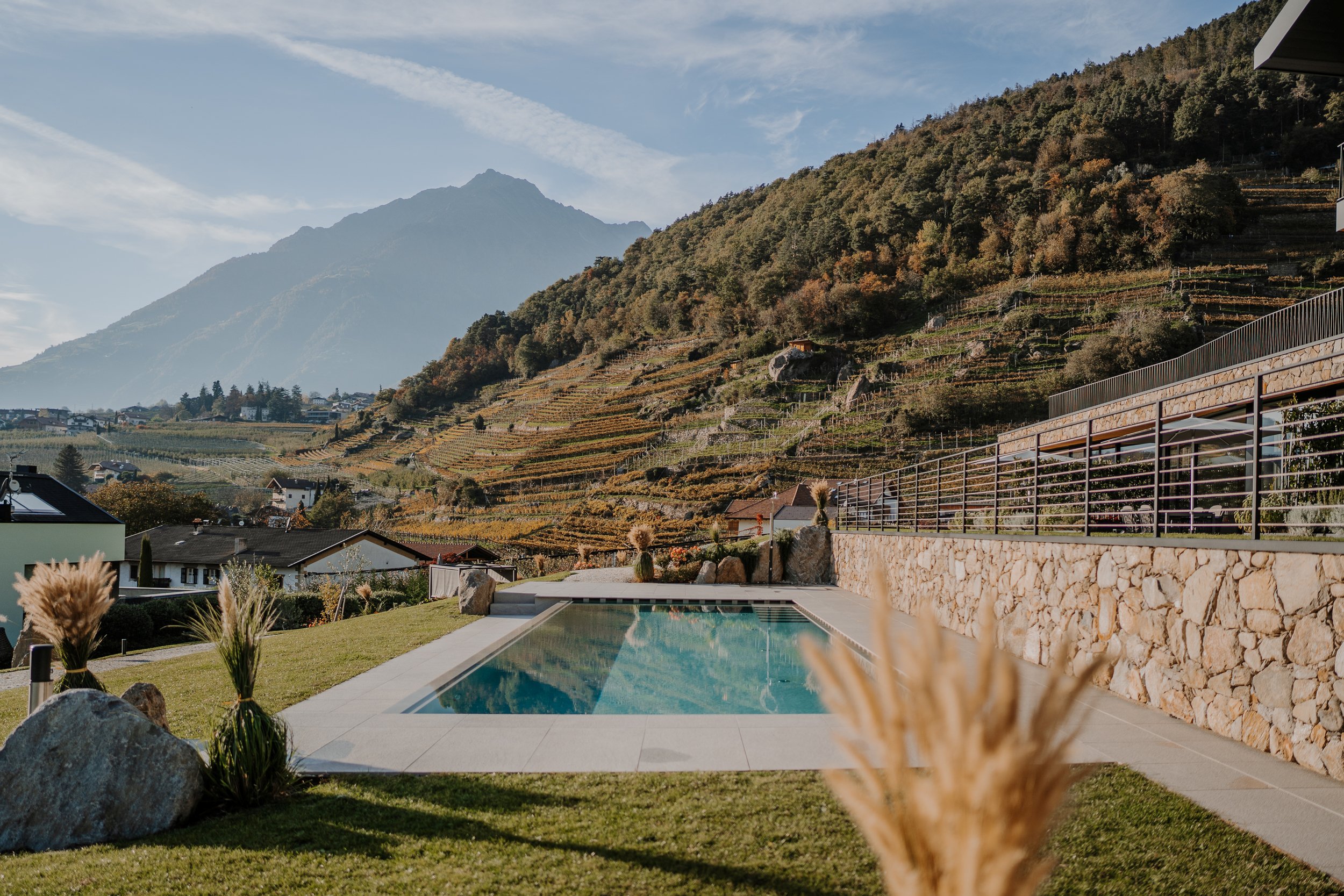 Salzwasser Pool in Algund bei Meran im Herbst mit Blick auf den Algunder Waalweg